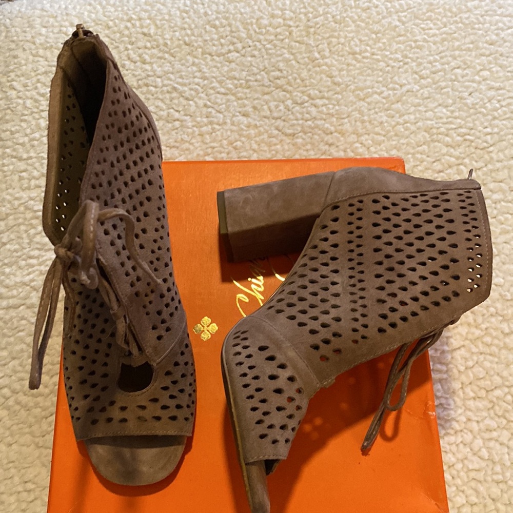 Laser Cut Booties - Picture 5 of 8